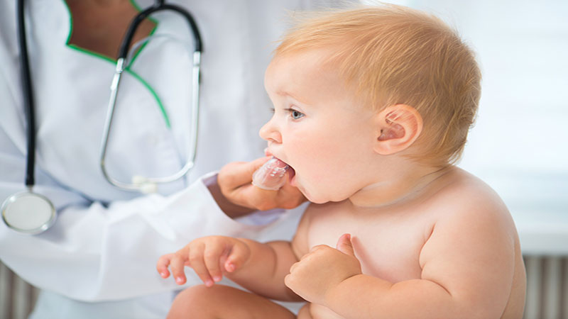 بررسی بهداشت دهان و دندان نوزاد